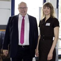 Bild von Prof. Karina Sopp (rechts) und Peter Altmaier (links) Bei tragen schwarze Kleidung.