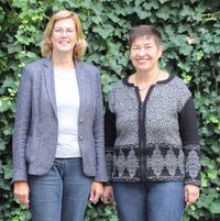 Bild von Katja von der Bey und Cornelia Klaus. Beide lachen und tragen eine Jeans.
