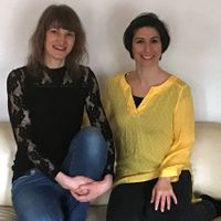Bild von Prof. Karina Sopp (links) und Zeynep Buyrac (rechts). Karina Sopp trägt ein schwarzes Oberteil und eine Jeans. Zeynep Buyrac ein gelbes Oberteil und eine schwarze Hose.