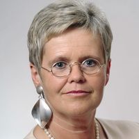 Bild von Dr. Ute Günther. Sie ist Älter und hat leicht graues Haar. Sie trägt eine Brille und große Ohranhänger.